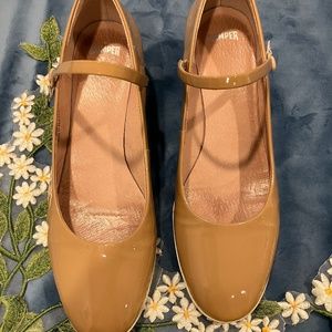 Tan patent leather Mary Jane Sz 9